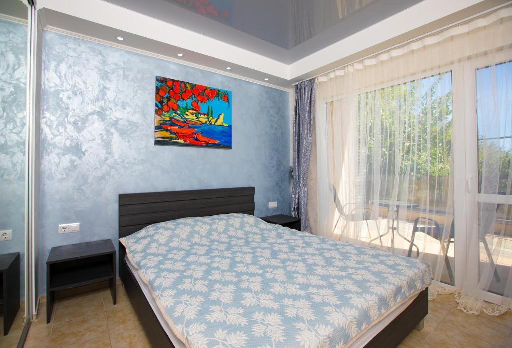 切尔诺莫斯克Apartamenty Terrasa的一间卧室设有一张床和一个大窗户
