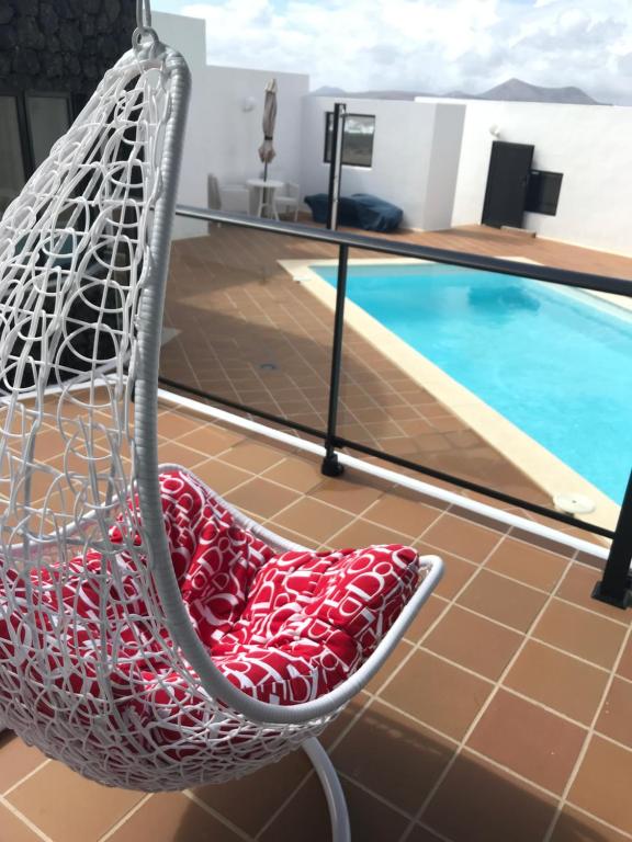 纳萨雷特Casa Alba的游泳池前的吊床椅