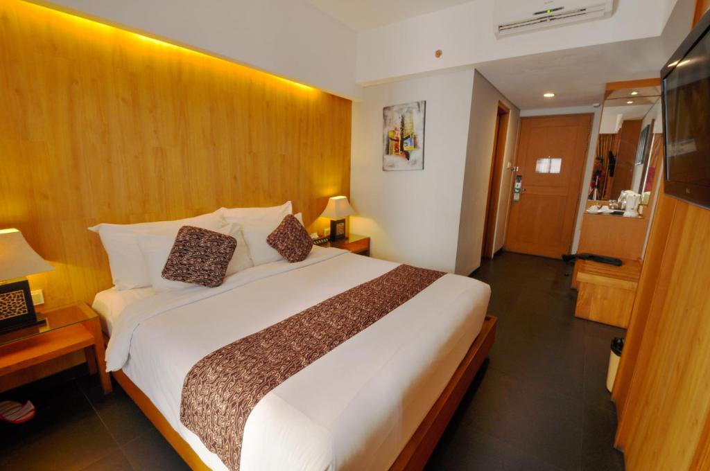 塞米亚克巴厘岛水明漾平酒店的一间位于酒店客房内的带大床的卧室