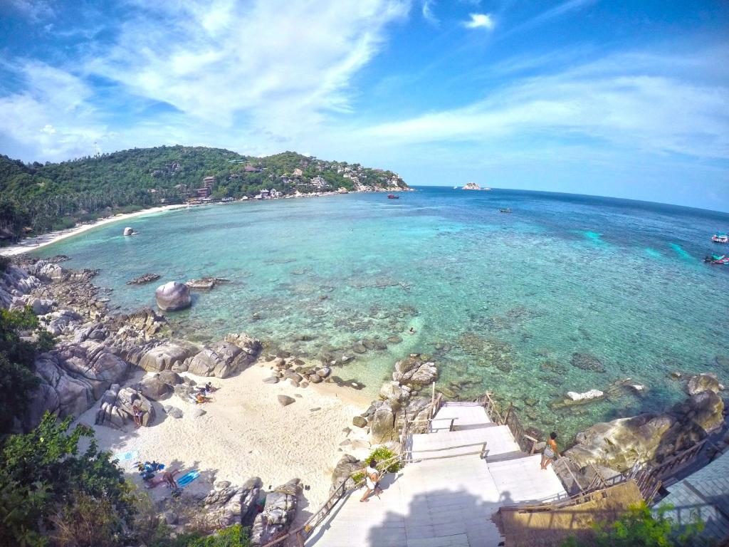 涛岛Taatoh Seaview Resort - SHA Plus的享有岩石海滩和海洋的空中景致