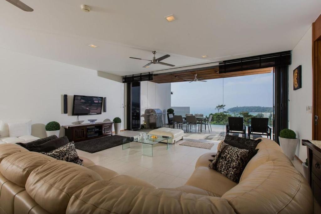 卡塔海滩The heights Kata seaview large condo C1的带沙发和电视的大型客厅