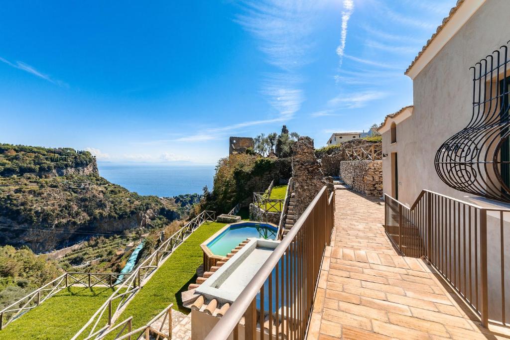 斯卡拉Villa Amì的带阳台的海景度假屋
