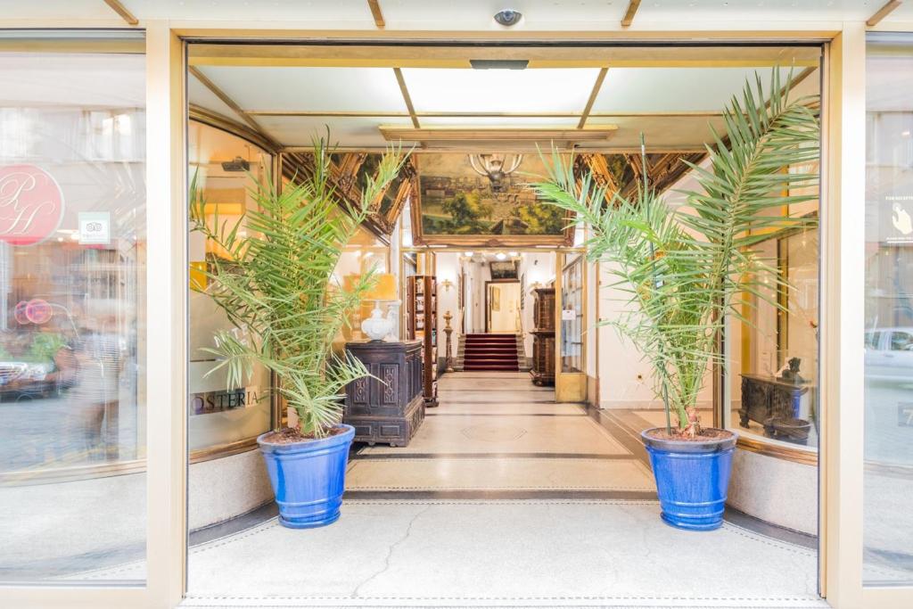 布拉格Hotel Bologna的储藏室窗户上装有盆栽植物的走廊
