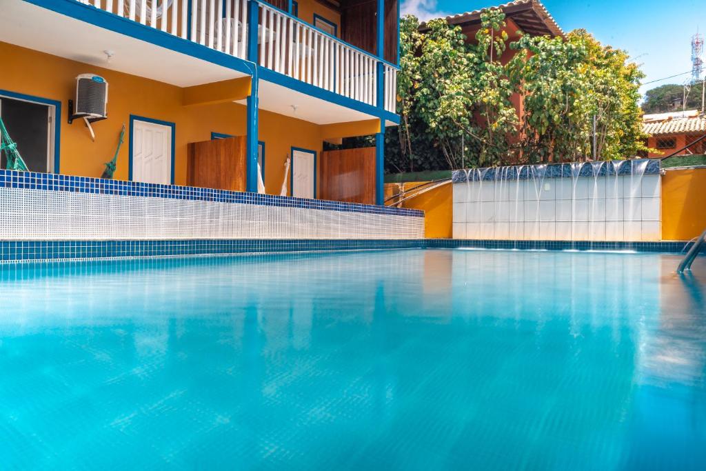 莫罗圣保罗Brisa do Caitá Praia Hotel的房屋前的游泳池