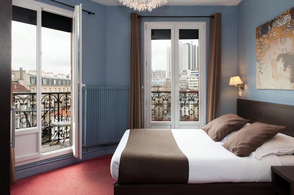 巴黎蒙帕纳斯敖德萨酒店的一间拥有蓝色墙壁的卧室和一张窗户床