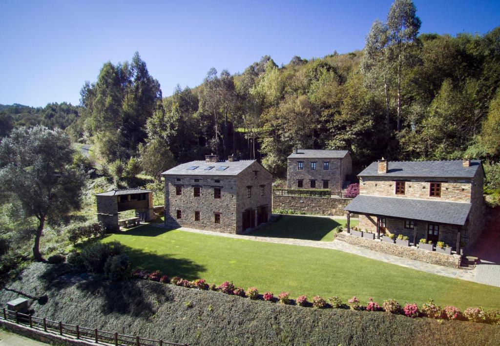 LabradaComplejo Rural Casona de Labrada的享有带庭院的房屋的空中景致