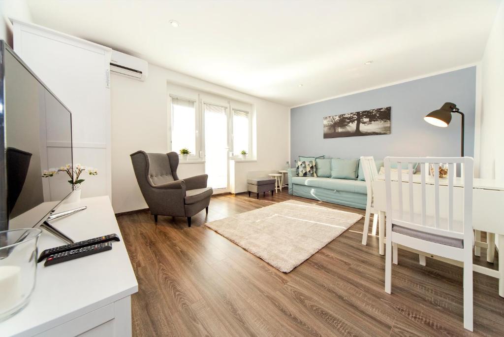 埃格尔RÉS Apartman的一个带婴儿床和沙发的小客厅