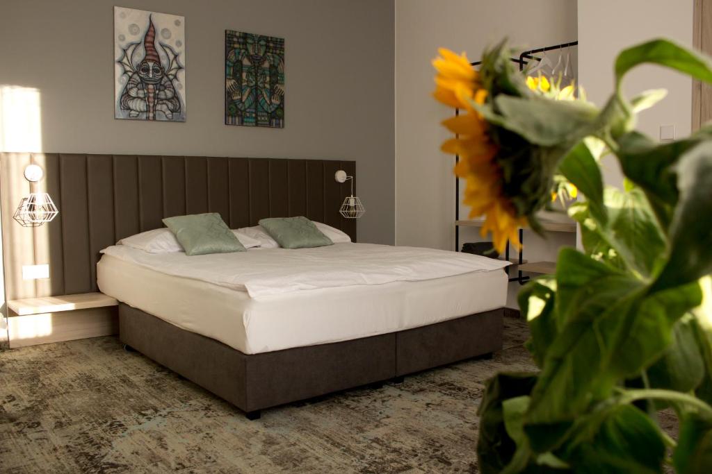 奥尔什丁SmartRooms的一间卧室配有一张带向日葵的床