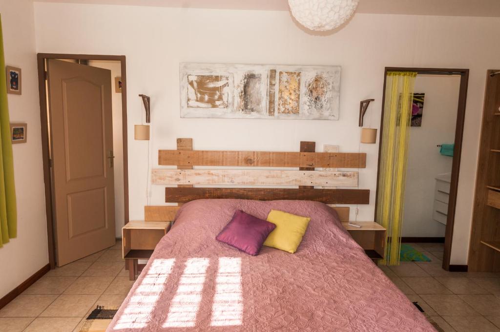 圣罗斯Fleur de canne的一间卧室配有一张带两个枕头的床