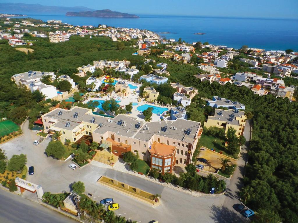 加藤-达拉特索塞维欧斯乡村酒店及简易别墅 - 全包的享有带游泳池的度假村的空中景致
