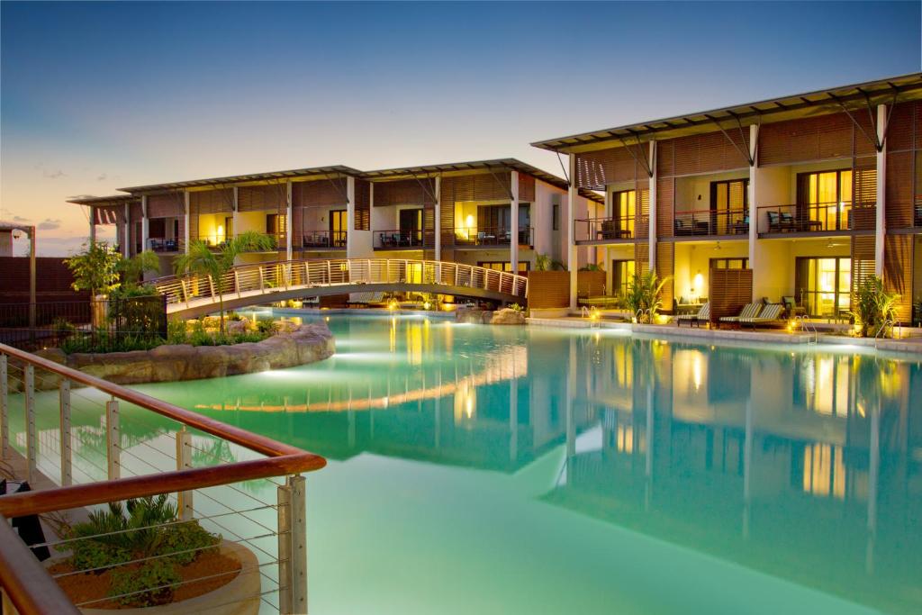 达尔文Mindil Beach Casino Resort的酒店前的游泳池