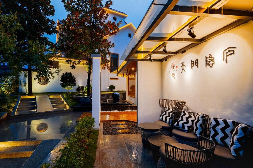 张家界Su Xin Resort Inn的大楼内一个带沙发和椅子的庭院