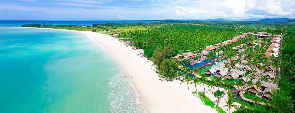 蔻立Graceland Khaolak Beach Resort- SHA Extra Plus的海滩上的度假村的空中景观