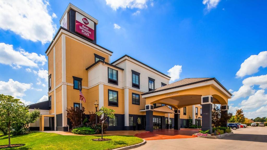 俄克拉何马城Best Western Plus Barsana Hotel & Suites的上面有标志的酒店