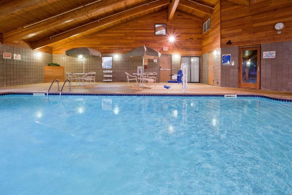 库恩拉匹兹库恩拉匹兹阿美瑞辛酒店的在酒店房间的一个大型游泳池