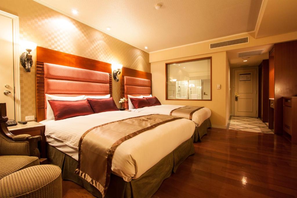 花莲市花莲香城大饭店的酒店客房,设有两张床和镜子