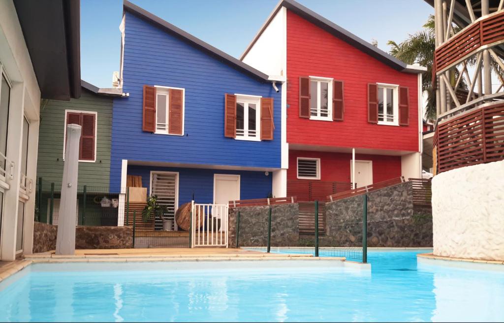 圣勒Stella Foresta的两栋色彩缤纷的房屋前方设有游泳池