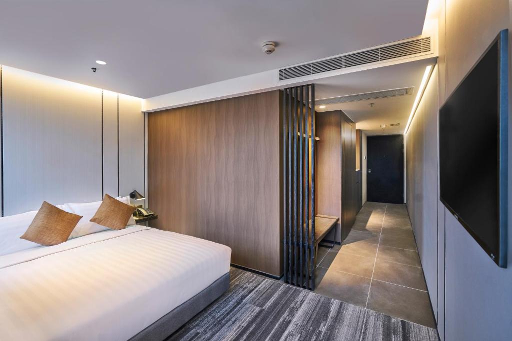 香港悦品酒店(荃湾)的酒店客房,配有床和电视