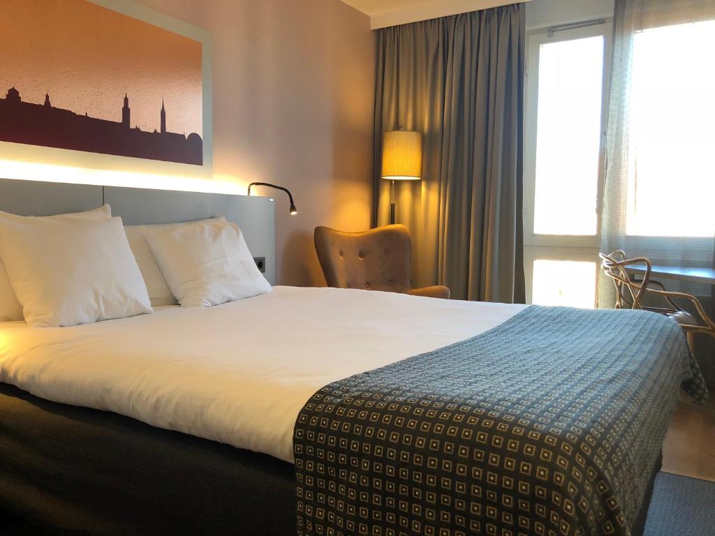 斯德哥尔摩比列雅居酒店的一间设有大床和窗户的酒店客房