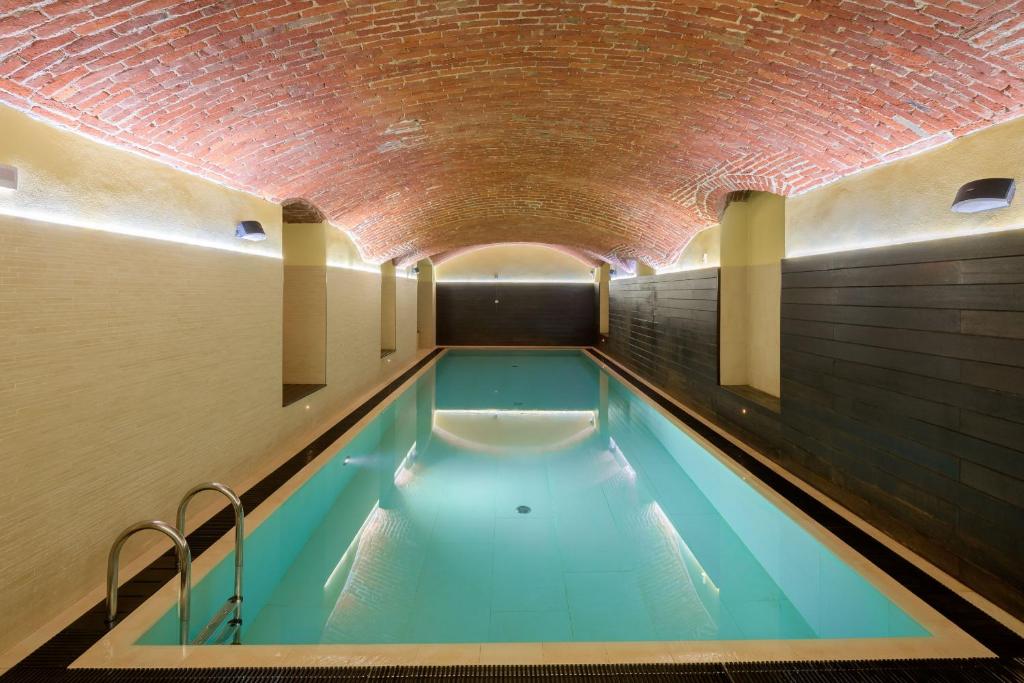 米兰波尔塔沃尔卡公寓酒店的砖砌天花板隧道内的游泳池