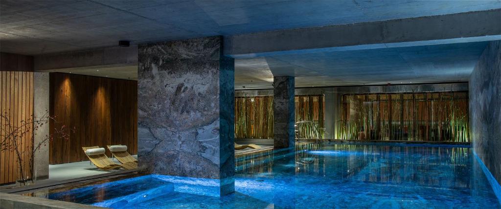 华沙Hotel Warszawa的游泳池,位于带游泳池的建筑内