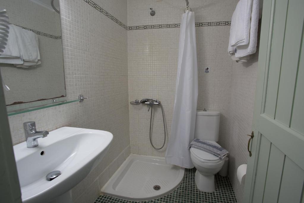 干尼亚诺斯托斯酒店的一间带水槽、卫生间和淋浴的浴室
