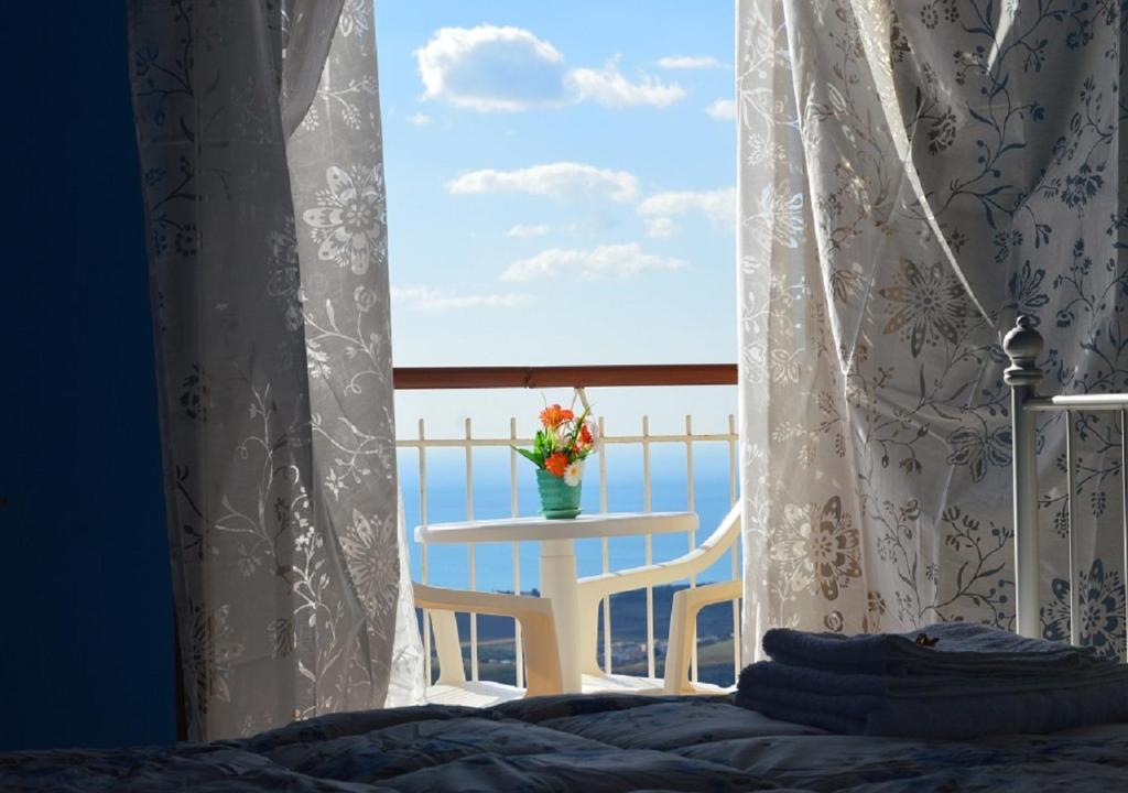 阿格里真托阿格里真托米拉瓦勒住宿加早餐旅馆的一间卧室设有一张桌子和一个享有海景的窗户。