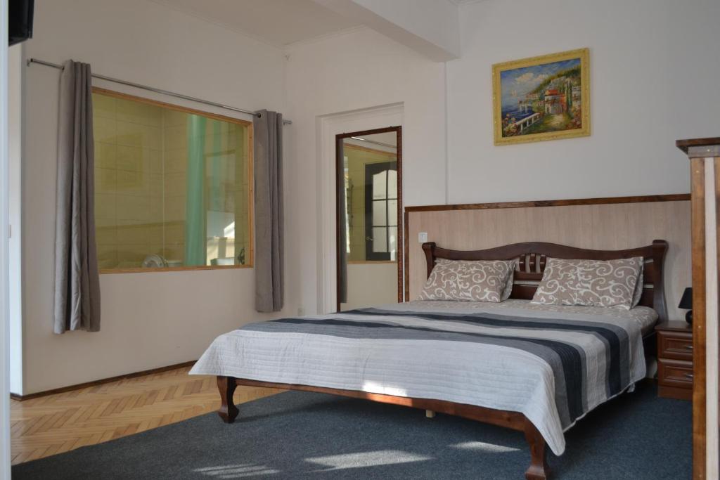 捷尔诺波尔ART ApartmenT的一间卧室设有一张床和一个大窗户