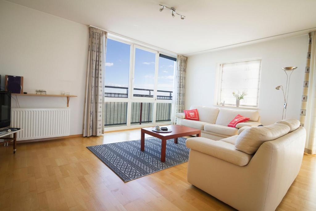 布雷斯肯斯Hello Zeeland - Appartement Port Scaldis 13-111的客厅配有沙发和桌子