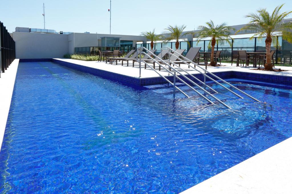 坎皮纳斯Royal Palm Tower Anhanguera的游泳池中间设有滑梯