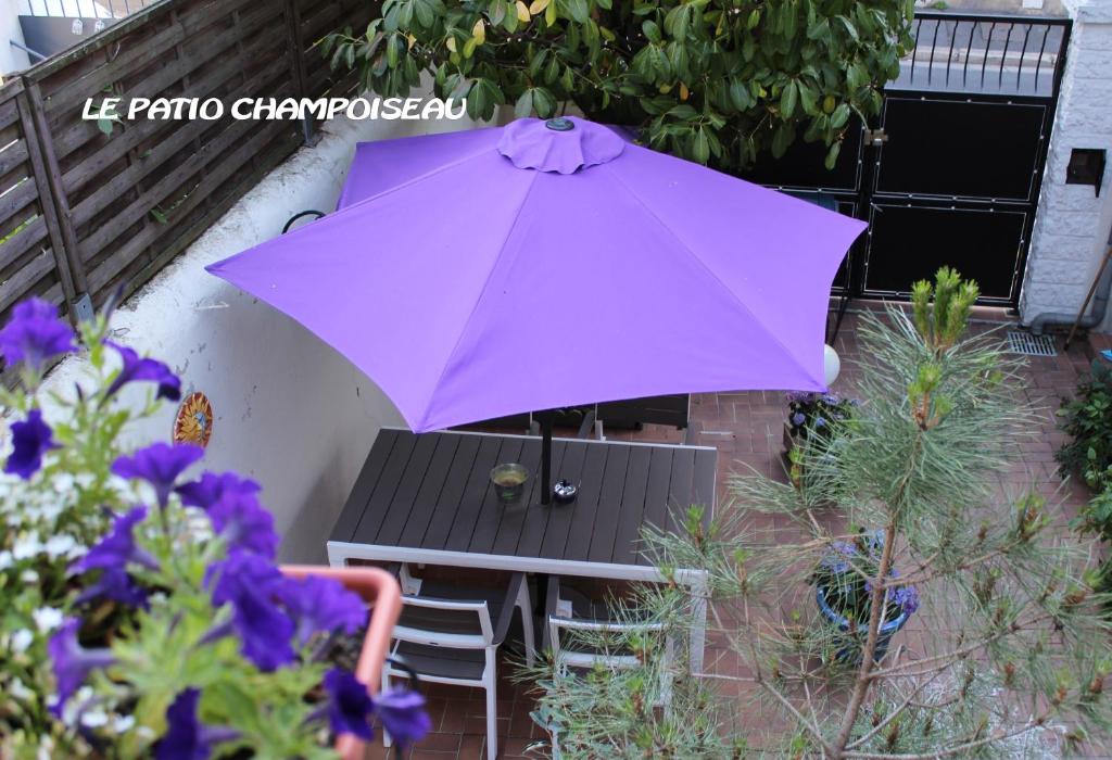 图尔查姆普斯度假屋的桌子和长凳上的紫伞