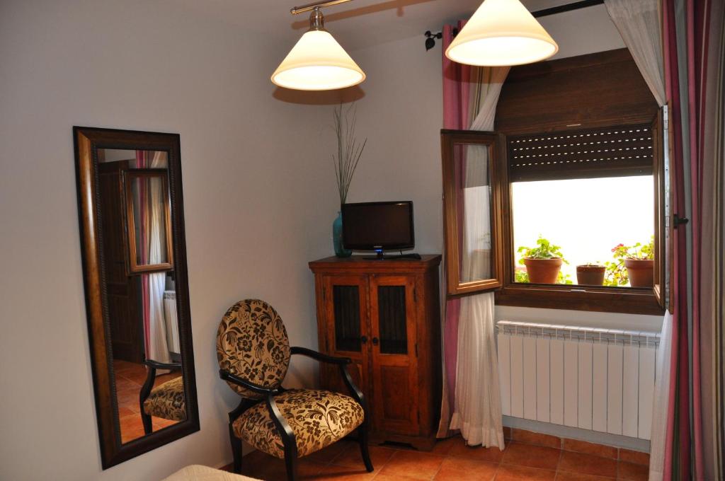 钦琼艾尔阿布鲁葵可卡萨乡村酒店的一间带椅子、镜子和窗户的房间