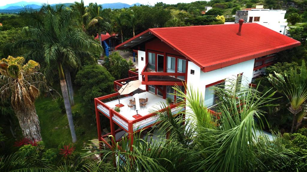 绍其德贝克CASA CHU的享有红色屋顶房屋的空中景致