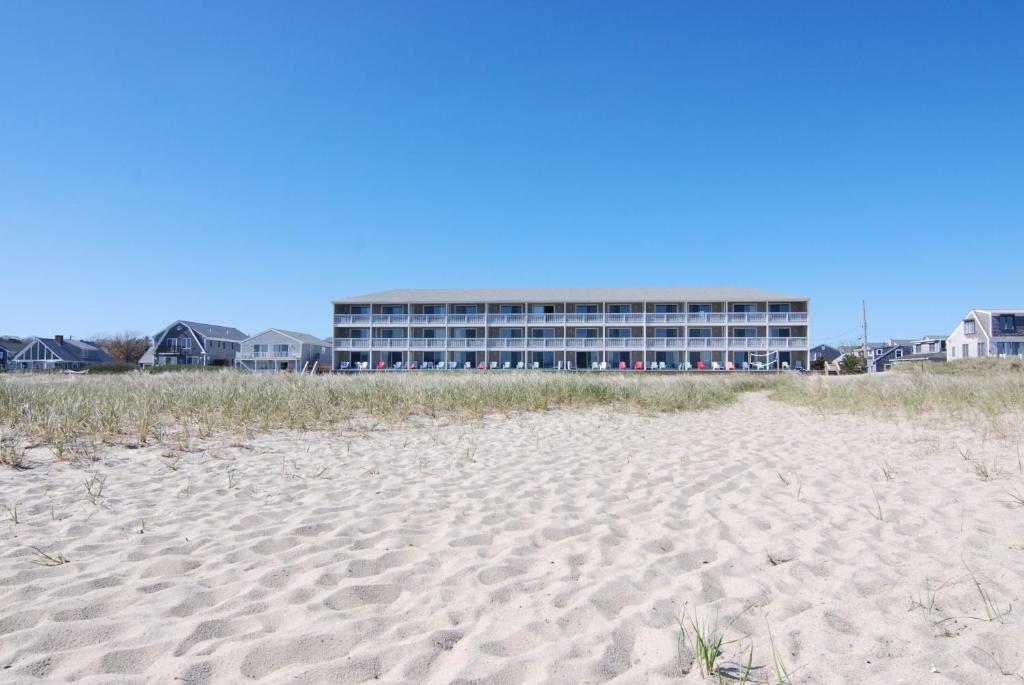 普罗温斯敦沙堡度假酒店的沙滩旁的海滩上建筑