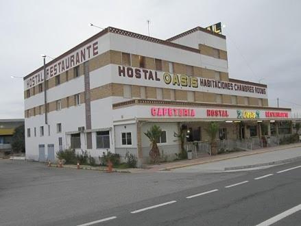 弗拉加Hostal Oasis的街道拐角处的医院办公楼