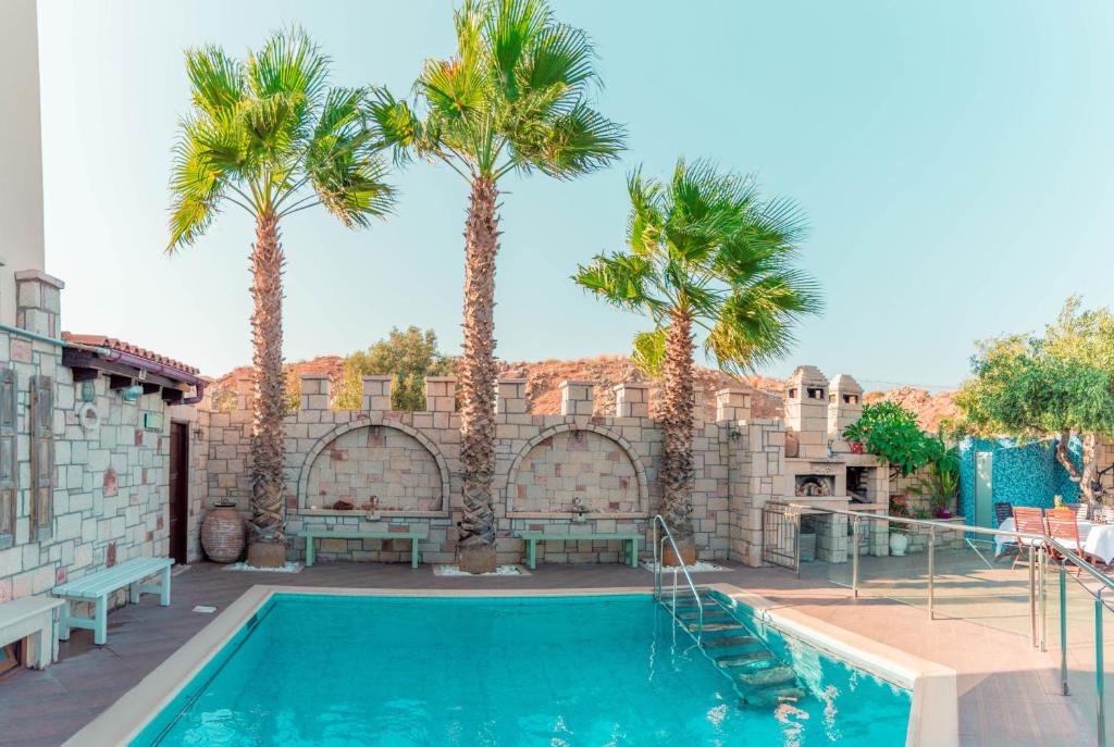 卡特罗斯Luxury Villa Karteros的棕榈树游泳池和大楼