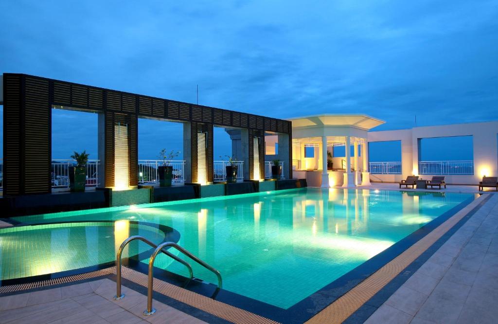是拉差海角拉查酒店，是拉查的大楼屋顶上的大型游泳池