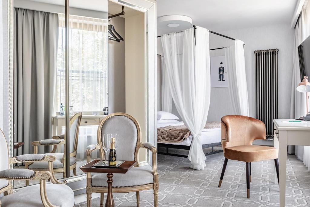 比亚韦斯托克Hotel Traugutta3的酒店客房带镜子和一张床