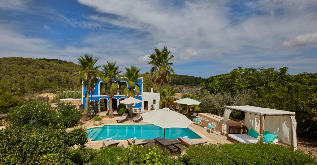 圣米克尔德巴兰Villa Can Coves的一座带游泳池和度假村的别墅