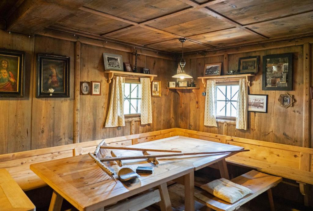 东蒂罗尔地区马特赖施泰纳宾馆的木制客房设有桌子和窗户。