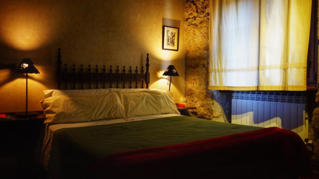 坎德拉里奥普埃尔塔波萨达大旅馆的一间卧室设有一张床和一个窗口