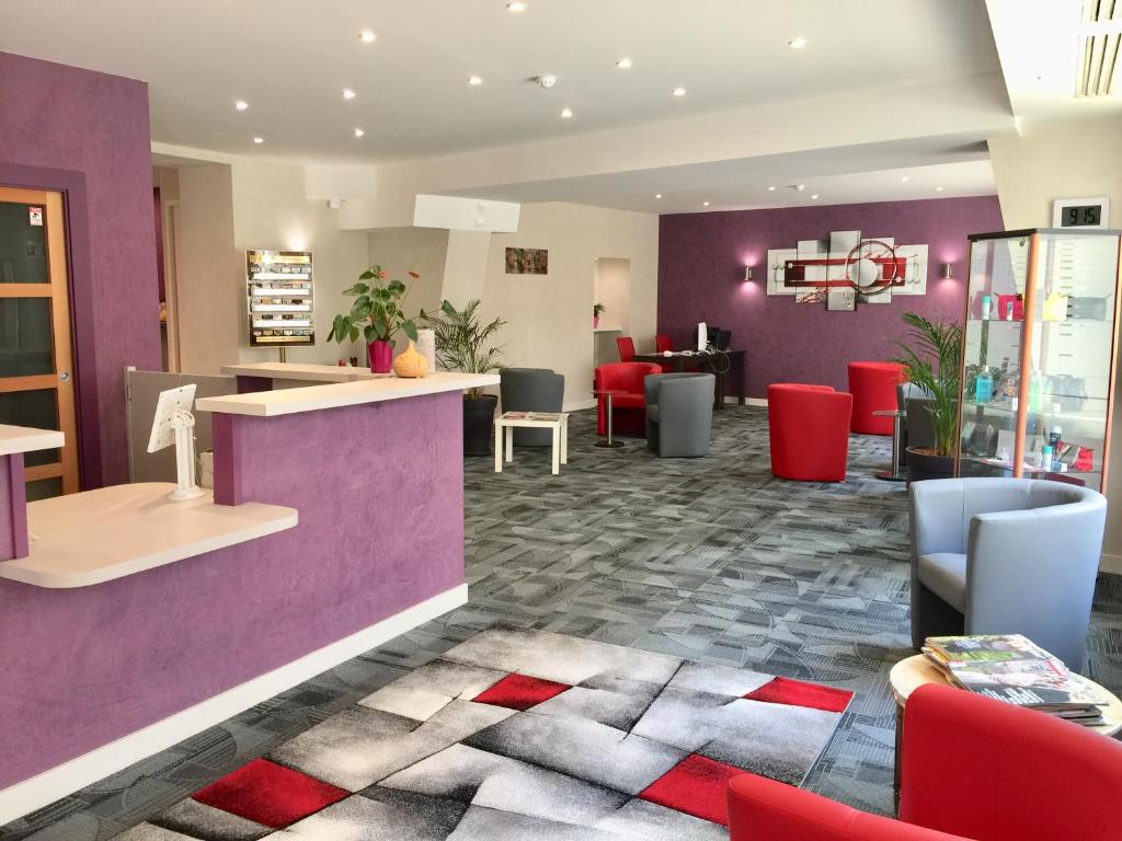 阿尔比密码酒店的餐厅拥有紫色的墙壁和红色的椅子