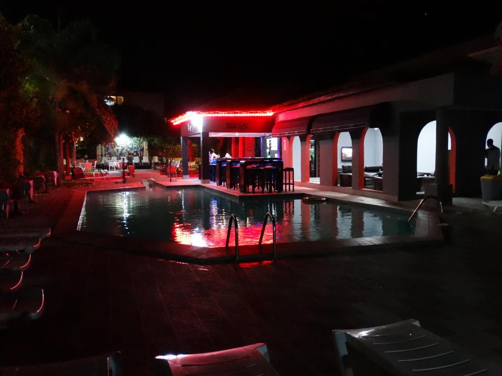 科洛里海景花园酒店 的一个夜晚有红灯的空游泳池