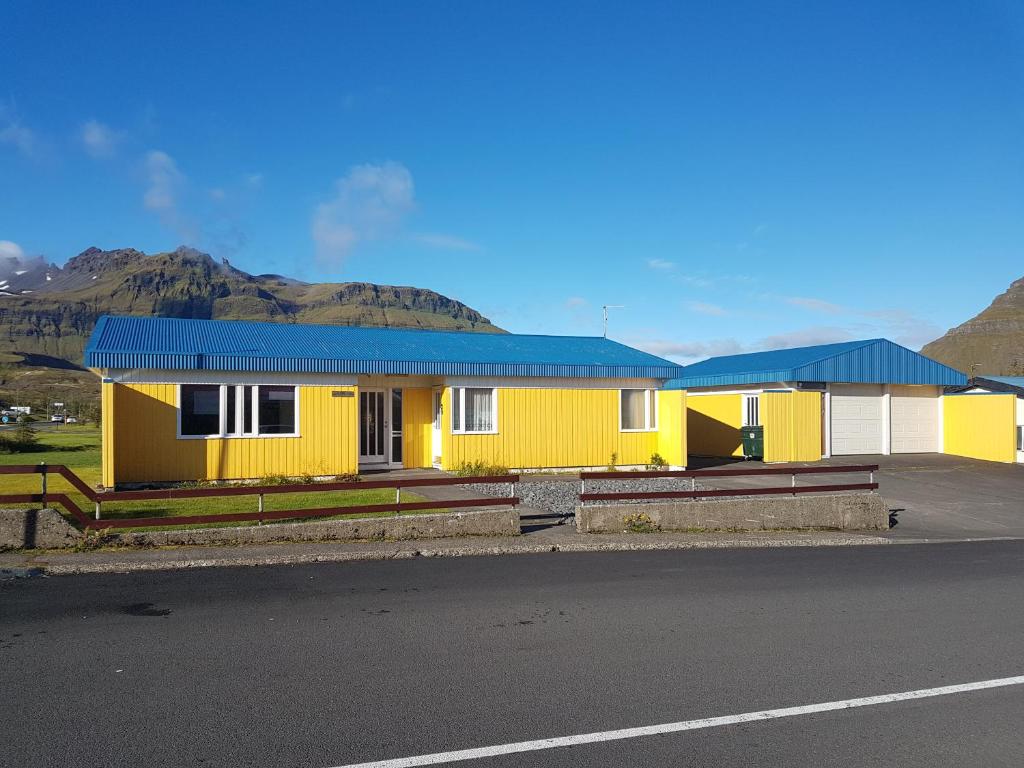 格仑达积图Sæból/Ocean Lair 2的路旁有蓝色屋顶的黄色房子