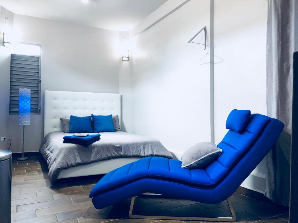 阿瓜迪亚Modern Suite #0 - best location的一间卧室,在床边配有蓝色沙发
