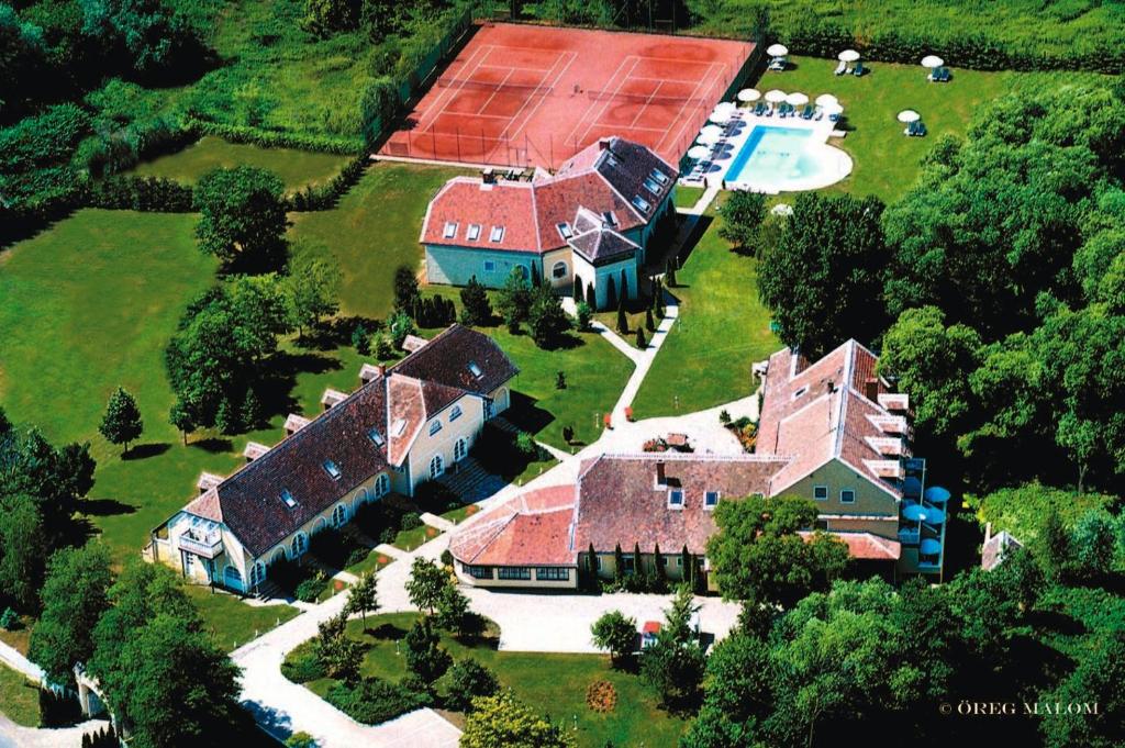 Csepreg老磨坊酒店的享有带游泳池的大房子的空中景致