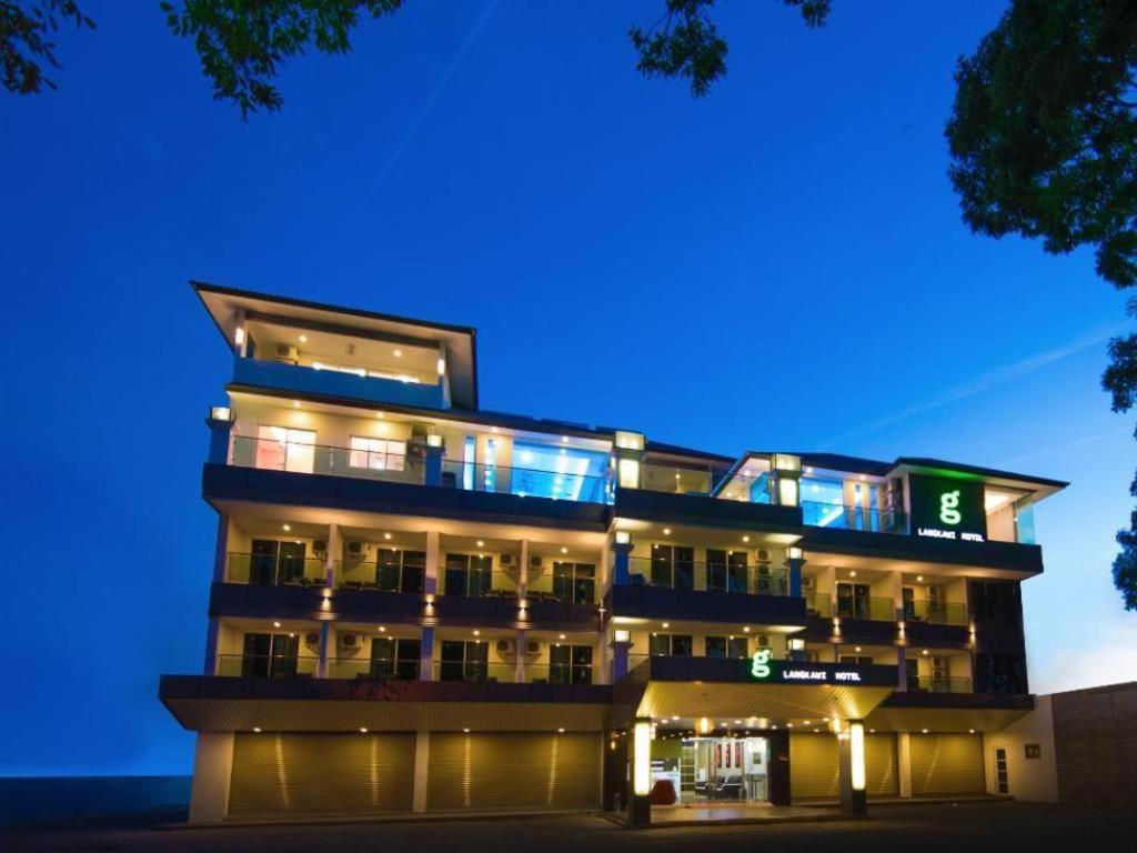 瓜埠G Langkawi Motel的一座高大的建筑,晚上有灯