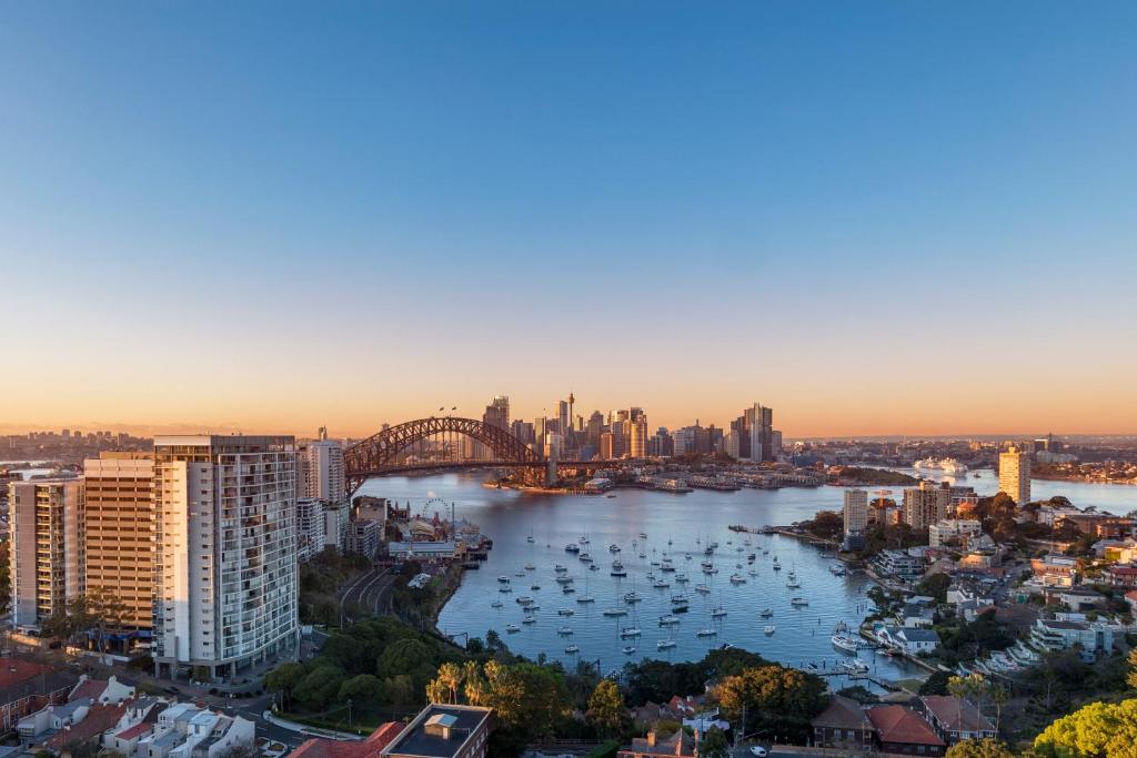 悉尼View Sydney的享有河流和桥梁的城市美景