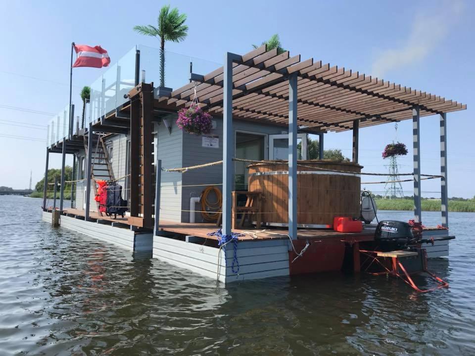 利耶帕亚Houseboat on the water的水上浮船码头上的房屋