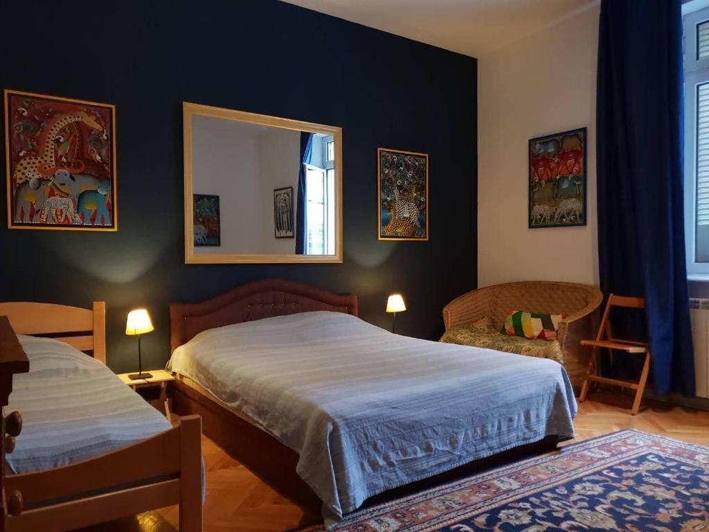 贝尔格莱德太阳旅馆的一间卧室设有两张床,墙上设有一面镜子